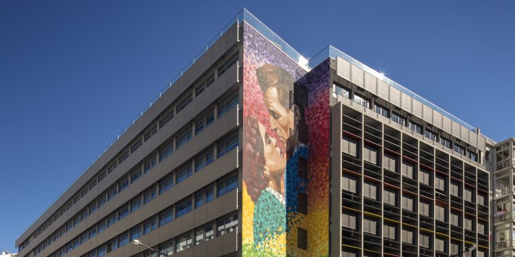 Livensa Living renova residência do Marquês de Pombal e chega às 7000 camas no mercado ibérico  Em preparação para o novo ano letivo, a Livensa Living renovou a residência universitária do Marquês de Pombal, em Lisboa. Para criar um ambiente mais acolhedor, dinâmico e estimulante para os estudantes, a residência foi sujeita a alterações estéticas e na decoração. Esta renovação insere-se no processo de rebranding e redesenho da empresa e dos seus espaços, que procura criar comunidades dinâmicas, multiculturais e positivas. A par das outras quatro residências do grupo (duas no Porto, uma em Coimbra e outra na Cidade Universitária, em Lisboa), a do Marquês de Pombal apresenta agora um desenho contemporâneo e acessível, com espaços totalmente equipados, tanto para a vida social como para o estudo, que garantem sempre a segurança e o bem-estar dos alunos.  Para Pavlina Chandras, COO da Livensa Living: Esta renovação é uma aposta forte da Livensa Living na qualificação da oferta residencial para os jovens estudantes nacionais como internacionais. A experiência universitária é uma fase chave, cheia de mudanças, e por isso é importante assegurar que se sentem em casa, com o máximo bem-estar. “Esperamos que os nossos futuros residentes desfrutem ao máximo destes espaços e da sua experiência universitária, com todas as comodidades necessárias. Queremos que as nossas residências sejam lugares onde os jovens possam crescer, interagir e aprender uns com os outros, desfrutando de atividades únicas. A residência do Marquês de Pombal inclui piscina interior, ginásio, áreas de estudo e biblioteca, espaços de convívio que podem ser tornados privados, cinema, áreas de jogos e salas multimédia, espaços exteriores e estacionamento de bicicletas. Em Getafe-Madrid e Granada, em Espanha, há mais duas novas residências e, assim, o grupo passa a deter 18 residências universitárias e a oferecer cerca de 7.000 camas em toda a Península Ibérica. Dessas 7.000 camas, 2.400 estão repartidas entre Porto, Lisboa e Coimbra. Imagem cedida por LLYC A Livensa Living acredita que o alojamento é importante na fase formativa dos estudantes, tendo como principal objetivo proporcionar-lhes ambientes inspiradores e dinâmicos. O compromisso do grupo reflete-se no programa Student Life do qual se destaca o bem-estar, tanto físico como mental; sustentabilidade com espaços comprometidos com a reciclagem, reutilização e consumo local; conexão, com atividades que incentivem o networking e as relações entre estudantes; e social através de conversas e encontros com um claro compromisso de social, assim como com ações específicas para beneficiar a comunidade local onde as residências se inserem.