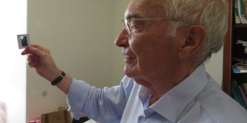 Cientista Jorge Paiva doa coleção de diapositivos à Universidade de Coimbra