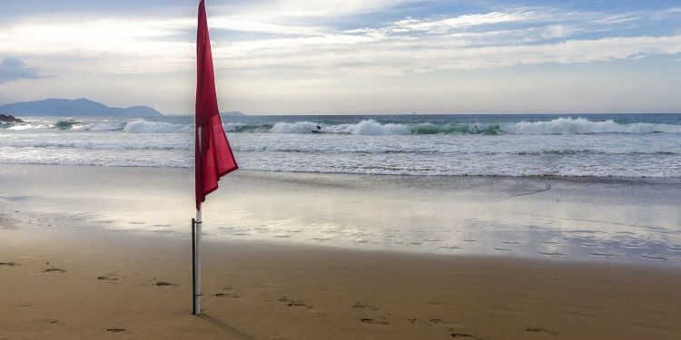 Praias de Espinho interditas a banhos por água contaminada
