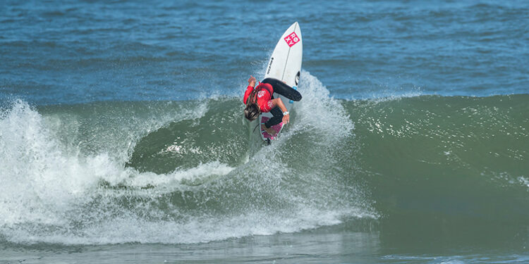 Surfista portuguesa chegou às meias-finais da 2ª etapa do Circuito de Qualificação Regional Europeu