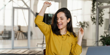 Cada vez mais os portugueses estão preocupados com a qualidade de vida que os ambientes profissionais em que estão inseridos proporcionam ou condicionam. Como reflexo dessa preocupação, acaba de ser publicada a Norma Portuguesa 4590 - Sistema de Gestão do Bem-Estar e Felicidade Organizacional que tem como o objetivo principal oferecer às organizações um referencial para a implementação de políticas, programas e uma cultura que tenha em conta a saúde física e mental dos colaboradores.