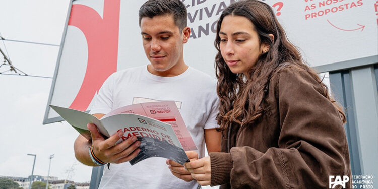 Inquérito da Federação Académica do Porto revela que mais de metade dos jovens pondera emigrar
