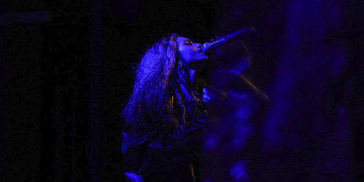 Milhanas rende Teatro Maria Matos na apresentação ao vivo de “De Sombra a Sombra”