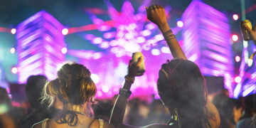 Festival Açoteia regressa aos melhores rooftops de Faro (com boa comida, música e cinema)