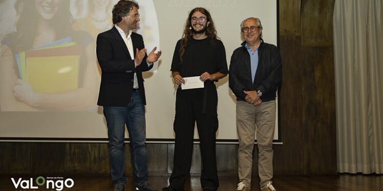 Câmara Municipal de Valongo distribui mais de 90 mil euros por 123 estudantes universitários
