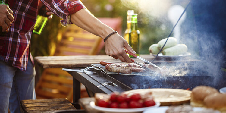 Cerveja na mão e cheirinho a churrasco? Praça Beato organiza jantares ao ar livre!