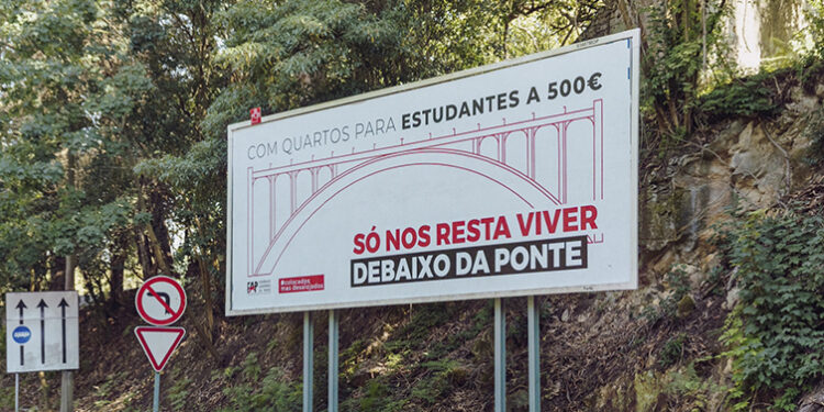 Federação Académica do Porto alerta para a escassez de alojamento estudantil em outdoors