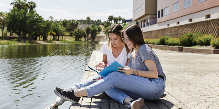 Federação Académica do Porto assina protocolo para entrega de camas (a estudantes bolseiros)
